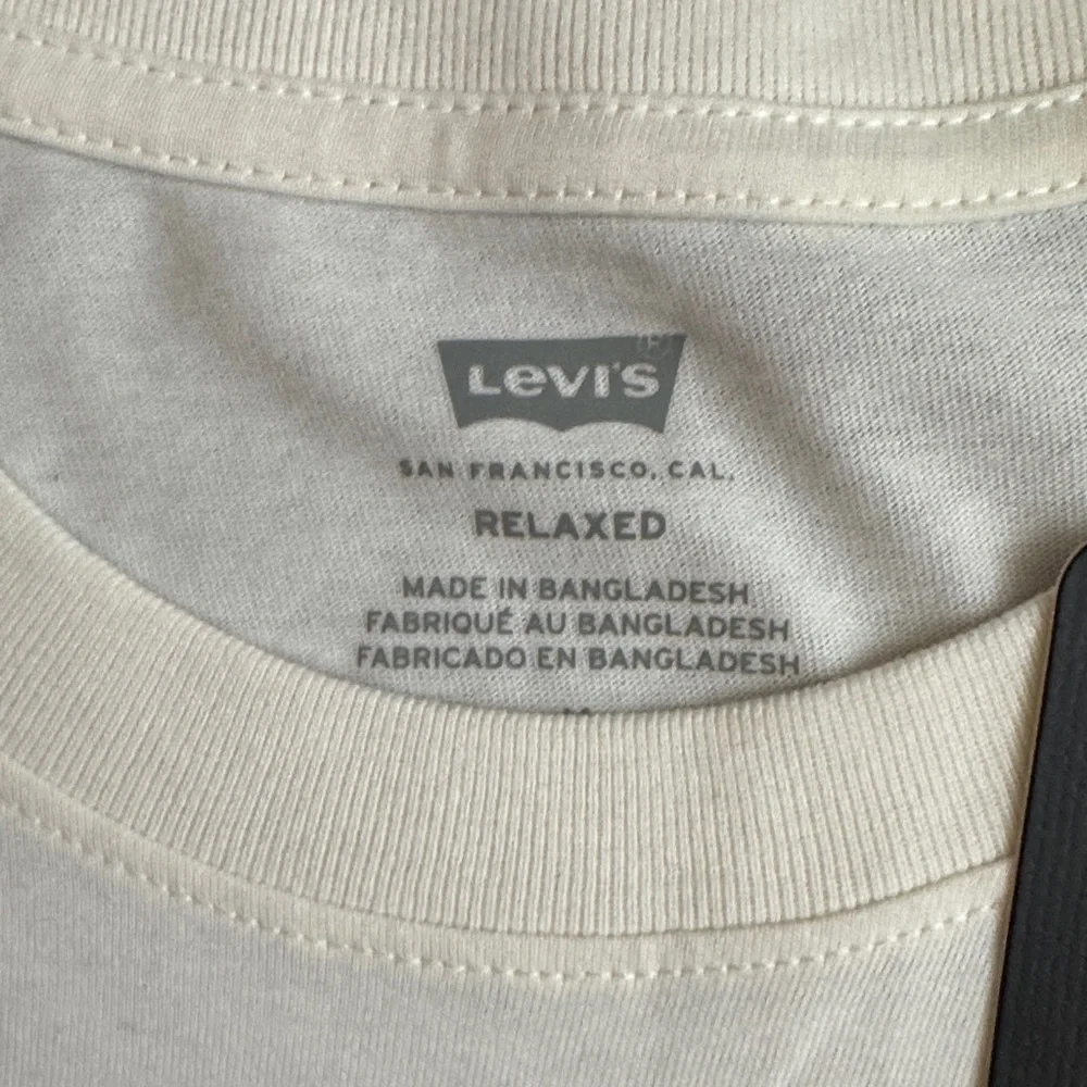 Levi's Cream Short-Sleeve Graphic Logo Tee with Blue Accent
